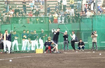 ��������̊ϋq�A�I��炪����钆�A�o�b�e�B���O���I����C�`���[�����ǎs������